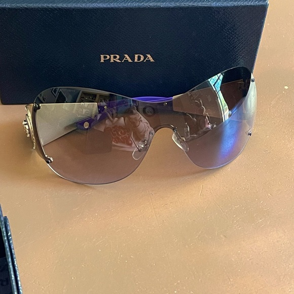 Vintage Versace sunglasses.new in the box - Picture 3 of 9